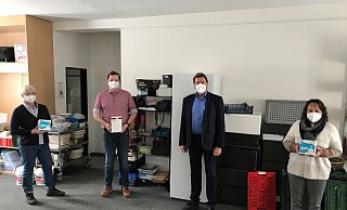 Auf dem Foto sind zu sehen: Christa Happel (Soz. Mittagstisch), Julien Thiede (SPD Lemgo), Jürgen Berghahn (MdL), Bärbel Kuhlmann-Engel (Köchin Soz. Mittagstisch). Fotorechte: Jürgen Berghahn - Jürgen Berghahn Auf dem Foto sind zu sehen: Christa Happel (Soz. Mittagstisch), Julien Thiede (SPD Lemgo), Jürgen Berghahn (MdL), Bärbel Kuhlmann-Engel (Köchin Soz. Mittagstisch). Fotorechte: Jürgen Berghahn - Jürgen Berghahn