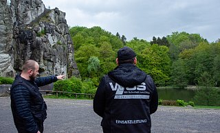 Daniel Thiesse (links) und Walid Omairat vom WOS Sicherheitsheitsdienst aus Detmold beobachten das Gelände. - Raphael Bartling Daniel Thiesse (links) und Walid Omairat vom WOS Sicherheitsheitsdienst aus Detmold beobachten das Gelände. - Raphael Bartling