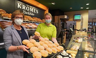 Die Bäcker-Filiale in Schieder hat als erste von insgesamt 17 Standorten Kromes "Gesicht" erhalten. Verkaufsleiterin Andrea Matheus (links) und Bäckerei-Fachverkäuferin Oxana Siemens berichten, dass sich die Kunden schnell an das neue Sortiment gewöhnt haben. - Michaela Weiße