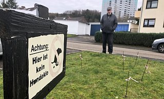 Klaus Kerkhoff ärgert sich gewaltig über die Hundehaufen auf seinem kleinen Eckgrundstück. Jede Hinterlassenschaft markiert er seit einigen Tagen mit einem eigenen Fähnchen. Das soll Hundebesitzern die Tragweite ihrer Ignoranz vor Augen führen. Foto: Till Brand - Till Brand