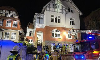 Rund 30 Einsatzkräfte der Freiwilligen Feuerwehr Bad Salzuflen haben in der Nacht zum Samstag einen Zimmerbrand in der Straße "Am Herforder Tor" schnell unter Kontrolle. Ein Mensch wird jedoch durch das Feuer verletzt und muss ins Krankenhaus. Foto: Daniel Hobein / Feuerwehr Bad Salzuflen - Daniel Hobein / Feuerwehr Bad Salzuflen