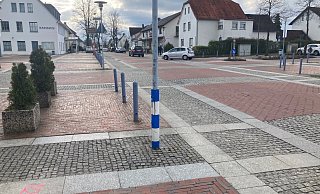 Für Fußgänger und Radfahrer soll der Straßenbereich vor dem Rathaus in Augustdorf sicherer werden. - Cordula Gröne
