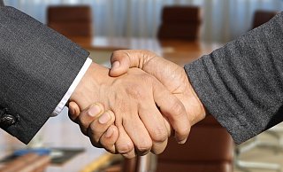 Freie Demokraten und Freie Wähler schließen sich zu einer Fraktionsgeschäftsgemeinschaft zusammen. - Symbolbild: Pixabay
