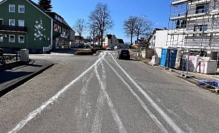 Die ausgelaufene Farbe machte die Straße gefährlich rutschig. - Polizei