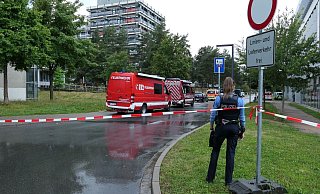 Eine Beamtin und Einsatzfahrzeuge der Feuerwehr auf dem Campus der TU Darmstadt. - Foto: Alexander Rau/Keutz TV-News/dpa Eine Beamtin und Einsatzfahrzeuge der Feuerwehr auf dem Campus der TU Darmstadt. - Foto: Alexander Rau/Keutz TV-News/dpa