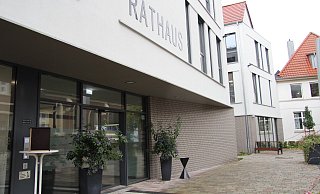Eine bunte Parteienlandschaft bestimmt die Geschicke im Rathaus mit: Die CDU (elf Sitze) hat eine Kooperationsvereinbarung mit den Grünen (acht) und der FDP (drei) abgeschlossen. Die SPD hat elf, FWG/BBL zwei, AFD drei und Aufbruch C zwei Sitze. - Nadine Uphoff