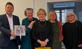 Bürgermeister Frank Hilker eröffnete gemeinsam mit den Künstlerinnen die Ausstellung im Kunstpunkt. - Kunstpunkt Bürgermeister Frank Hilker eröffnete gemeinsam mit den Künstlerinnen die Ausstellung im Kunstpunkt. - Kunstpunkt