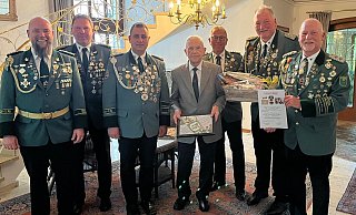 Oberst Markus Schantz (von links), Major Stefan Grote, König Sven Logermann, Diamantkönig Theodor Sundermann, Hauptmann Dieter Düwel, Vorsitzender Willi Düwel und Ehrenoberst Jörg Kleemann. - Schützen Alverdissen