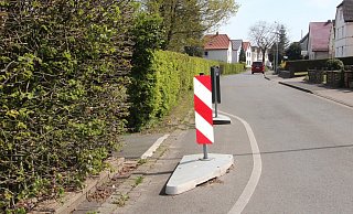 An dieser Stelle treffen die Schulkinder auf die Straße „In der Bülte", wenn sie von ihren Eltern zum Bringplatz hinter der Tankstelle an der Stauffenbergstraße gebracht worden sind. Dieser soll nach den Sommerferien eingerichtet werden. - Cordula Gröne