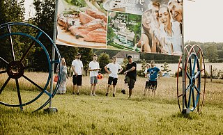 Der neue Außenbereich soll vorallem für Familien interessant sein. Neben Fußball-Golf gibt es eine Abfahrt und Downhillstrecke für Bobbycar und Mountainbike. - Hotel zur Burg Sternberg Der neue Außenbereich soll vorallem für Familien interessant sein. Neben Fußball-Golf gibt es eine Abfahrt und Downhillstrecke für Bobbycar und Mountainbike. - Hotel zur Burg Sternberg
