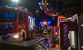 Die Feuerwehr in Oerlinghausen musste eine brennende Hecke löschen. - Freitag TV Die Feuerwehr in Oerlinghausen musste eine brennende Hecke löschen. - Freitag TV