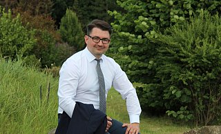 Christian Sauter ist als Einzelkind in Almena aufgewachsen. Auf dem Hof seiner Eltern, einer alten Molkerei, lebt er noch heute – zumindest, wenn er nicht in Berlin ist. - Carolin Brokmann-Förster Christian Sauter ist als Einzelkind in Almena aufgewachsen. Auf dem Hof seiner Eltern, einer alten Molkerei, lebt er noch heute – zumindest, wenn er nicht in Berlin ist. - Carolin Brokmann-Förster