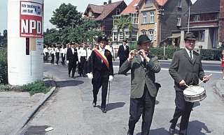 Im Sommer 1971 ziehen die Lemgoer Schützen durch die Straßen. - Stadtarchiv Lemgo Im Sommer 1971 ziehen die Lemgoer Schützen durch die Straßen. - Stadtarchiv Lemgo