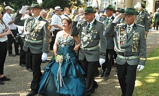 Das amtierende Königspaar Ilka und Mario Pieper präsentiert sich den Schützen auf der festlichen Parade in Barntrup. - Nicole Ellerbrake