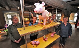 Niedliche Ferkel bevölkern das Hexenbürgermeisterhaus - neben Giraffen, Vögeln und anderen Tieren. Organisiert haben die gleichnamige Ausstellung (von links) Stadtführerin Liesel Kochsiek-Jakobfeuerborn, Abakus-Leiterin Bärbel Happ, Museumsleiter Fabian Schröder und Erzieherin Ulla Begemeier. - Jens Rademacher