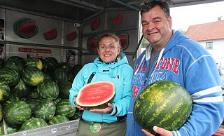 Direkt aus Griechenland beziehen Sokratis Vakirtzis und seine Ehefrau Vasiliki Kourtidou die Wassermelonen. Den Sommer über verbringen sie viel Zeit an ihrem Verkaufsstand an der B 66 in Helpup. - Knut Dinter