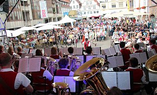 Beim Westfälischen Hansetag 2015 wurde den Besuchern viel Programm rund um das Thema Hanse geboten – unter anderem musikalisch auf dem Marktplatz, wie das Foto zeigt. Für 2040 will sich Lemgo wieder bewerben. - Thomas Reineke