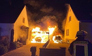 In der Feldbrandstraße sind am Sonntagabend zwei Autos und ein Carport von einem Feuer zerstört worden. - Freiwillige Feuerwehr Blomberg