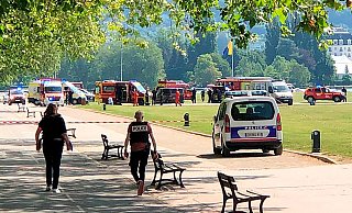 Polizisten und Rettungskräfte am Tatort in Annecy. - Florent Pecchio/L\\\'Essor Savoyard/AP/dpa Polizisten und Rettungskräfte am Tatort in Annecy. - Florent Pecchio/L\\\'Essor Savoyard/AP/dpa