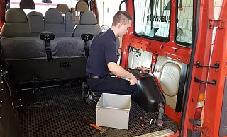 Auch die Reparatur von Fahrzeugen gehört zur Arbeit der hauptamtlichen Kräfte. Im vergangenen Jahr hat die Feuerwehr Bad Salzuflen erstmals am Twittergewitter teilgenommen und über ihren Alltag berichtet. - Feuerwehr Bad Salzuflen Auch die Reparatur von Fahrzeugen gehört zur Arbeit der hauptamtlichen Kräfte. Im vergangenen Jahr hat die Feuerwehr Bad Salzuflen erstmals am Twittergewitter teilgenommen und über ihren Alltag berichtet. - Feuerwehr Bad Salzuflen