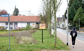 Dicht: Auf der Herforder Straße im Ortsteil Leopoldshöhe ist zu fast jeder Tageszeit viel Verkehr. Um ihn flüssig zu halten, wollen CDU und Grüne die Einfahrt zu den Parkplätzen des geplanten Johanneshofes an die Jahnstraße und den Johannesweg verlegen. - Thomas Dohna