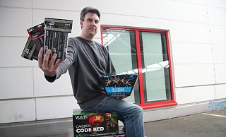 Will nicht auf seinem Feuerwerk sitzen bleiben: Daniel Dick, Leiter von Pyrondo Feuerwerk hofft, dass Bund und Länder sich nicht für ein Böllerverbot entscheiden. Für ihn und viele andere Händler wäre das eine wirtschaftliche Katastrophe. - Yannick Sonntag