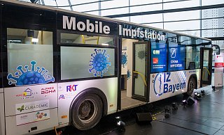 Ein Bus, der zur Impfstation umfunktioniert wurde, steht im Nürnberger Corona-Impfzentrum. - dpa/Daniel Karmann