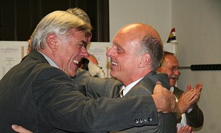 Umarmung für den frisch gebackenen Bürgermeister: Klaus Geise (rechts) wird von seinem langjährigen Parteigenossen Rolf Schlüter zur Wiederwahl beglückwünscht. - Marianne Schwarzer Umarmung für den frisch gebackenen Bürgermeister: Klaus Geise (rechts) wird von seinem langjährigen Parteigenossen Rolf Schlüter zur Wiederwahl beglückwünscht. - Marianne Schwarzer