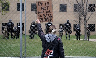 Eine Protestaktion in Minneapolis nach dem Tod von Daunte Wright: «Es ist nicht euer Job, Menschen zu töten». - John Minchillo/AP/dpa Eine Protestaktion in Minneapolis nach dem Tod von Daunte Wright: «Es ist nicht euer Job, Menschen zu töten». - John Minchillo/AP/dpa