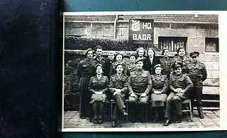 Das Personal der Salvation Army (Heilsarmee) für die Britischen Streitkräfte fühlt sich in Bad Salzuflen offenbar sehr wohl. Das Bild entstand 1949 vor dem „Headquarter of the British Army of the Rhine" (HQ B.A.O.R.) in der Bismarckstraße 7. - Stefan Wiesekopsieker Das Personal der Salvation Army (Heilsarmee) für die Britischen Streitkräfte fühlt sich in Bad Salzuflen offenbar sehr wohl. Das Bild entstand 1949 vor dem „Headquarter of the British Army of the Rhine" (HQ B.A.O.R.) in der Bismarckstraße 7. - Stefan Wiesekopsieker