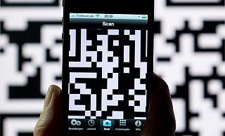 Nutzer sollten beim Scannen eines QR-Codes genau prüfen, ob sich tatsächlich die erwartete Website öffnet. - Foto: Patrick Pleul/dpa-Zentralbild/dpa-tmn