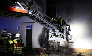 Das Feuer war vom brennenden Mülleimer aus die gedämmte Wand hochgezogen. - Freiwillige Feuerwehr Bad Salzuflen