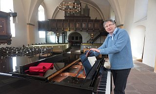 Pastor Holger Postma bereitet in der Evangelischen Kirche in Wöbbel alles für den ersten Konzertabend vor. - Michaela Weiße