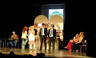 Die Gebrüder Blues stellen die Band wieder zusammen. Und dabei gibt es natürlich viel Musik – vor allem Soul und Funk. Auf der Bühne des Sommertheaters kommt das gut rüber. - Friedrich Wilhelm Rödding