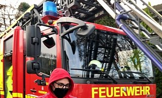 Sein Besitzer kann "Lio" wieder in de Arme schlie&szlig;en. - Feuerwehr Detmold
