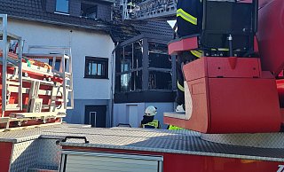 Im einem Wintergarten, der an ein Einfamilienhaus grenzt, ist am späten Montagnachmittag ein Feuer ausgebrochen. - Feuerwehr Barntrup Im einem Wintergarten, der an ein Einfamilienhaus grenzt, ist am späten Montagnachmittag ein Feuer ausgebrochen. - Feuerwehr Barntrup
