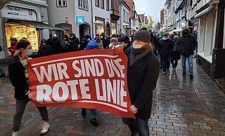 150 Teilnehmer waren angemeldet, weit mehr demonstrierten inLemgo gegen die Impfpflicht, die Einschränkung der Grundrechte, dieCoronamaßnahmen und gegen die Politik. - Astrid Sewing