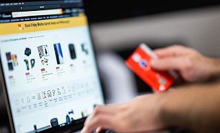 Onlineshopping ist praktisch, zieht aber leider auch Betrügerinnen und Betrüger magisch an. - Mohssen Assanimoghaddam/dpa/dpa-tmn Onlineshopping ist praktisch, zieht aber leider auch Betrügerinnen und Betrüger magisch an. - Mohssen Assanimoghaddam/dpa/dpa-tmn