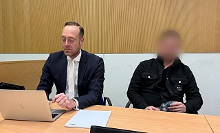 Der Angeklagte (auf dem Foto gepixelt) hatte die Tritte und Schläge bei der Festnahme des Mannes eingeräumt. (Archivbild) - Birgit Reichert/dpa Der Angeklagte (auf dem Foto gepixelt) hatte die Tritte und Schläge bei der Festnahme des Mannes eingeräumt. (Archivbild) - Birgit Reichert/dpa