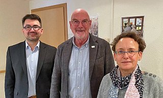 Auf Einladung des Vereins Soziale Arbeistdienste Lippe war der heimische Bundestagsabgeordnete Christian Sauter (FDP), links, zu Gesprächen im Eichenhof in Lüdenhausen. Martin Bröker und Birgit Münster machten auf die derzeit prekäre Situation der Pflegedienste aufmerksam. - Soziale Altendienste Lippe