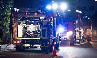Die Einsatzkräfte belüfteten die Wohnung, nachdem der Brand gelöscht war. - Freitag TV Die Einsatzkräfte belüfteten die Wohnung, nachdem der Brand gelöscht war. - Freitag TV
