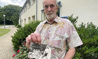 Das historische Bild vom Zeltlager am Donoperteich hat bei Hartmut Woke Erinnerungen wachgerüttelt. Der 63-Jährige war als Grundschüler Teilnehmer des Urlaubsangebots vor der Haustür. - Silke Buhrmester