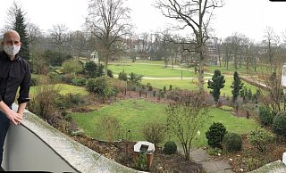Michael Sasse steht auf einem Balkon seines Kurpark-Hauses. Das Hotel grenzt direkt an den neu gestalteten Kurpark. - Thomas Reineke Michael Sasse steht auf einem Balkon seines Kurpark-Hauses. Das Hotel grenzt direkt an den neu gestalteten Kurpark. - Thomas Reineke