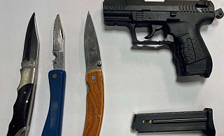 Die konfizierten Waffen liegen auf einem Tisch. - -/Bundespolizeidirektion Sankt Augustin/dpa