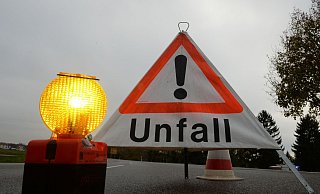 Ein umgekippter Lastwagen sorgte f&uuml;r eine Sperrung bei der Verbindung zwischen der A2 in Richtung Hannover auf die A31 Richtung Emden. (Symbolbild) - Patrick Seeger/dpa