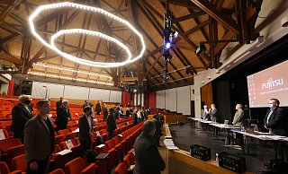 Bürgermeister Heinz-Dieter Krüger vereidigt während der konstituierenden Sitzung im Kurtheater die gewählten Ratsmitglieder. - Jost Wolf