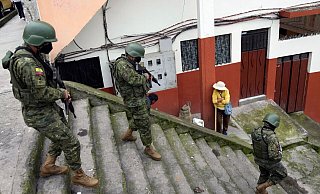 Soldaten patrouillieren in einem Wohngebiet im Süden von Quito. - Dolores Ochoa/AP Soldaten patrouillieren in einem Wohngebiet im Süden von Quito. - Dolores Ochoa/AP