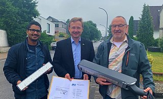 Augustdorf setzt auf LED-Technik: (von links) Lamine Traoré, Dr. Andreas Wulf und Manfred Wagner freuten sich im Juli vergangenen Jahres über den dazugehörigen Förderbescheid. - Gemeinde Augustdorf