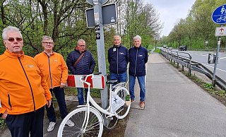 Ein Mahnmal für alle Verkehrsteilnehmer an dieser Kreuzung in Nessenberg: Mitglieder des ADFC Lippe haben jetzt ein so genanntes Ghost-Bike aufgestellt, um an alle bei Verkehrsunfällen getöteten Radfahrer zu erinnern. Das Bild zeigt (von links) Friedrich Capelle, Wilhelm Grabbe, Frank Loke, Manfred Wiehenkamp und Wolfgang Buschkamp. - Marianne Schwarzer