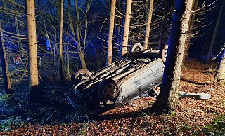 Der Wagen lag etwa 20 Meter von der Straße entfernt auf dem Dach. - Jörg Mengedoht Der Wagen lag etwa 20 Meter von der Straße entfernt auf dem Dach. - Jörg Mengedoht